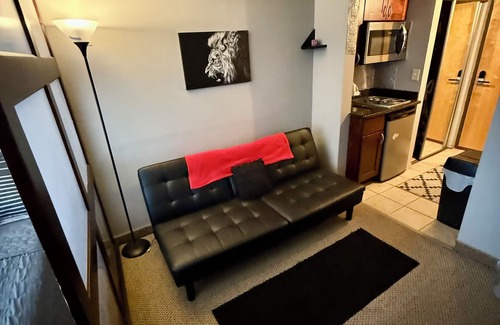 Cleveland Apartment | CAL KING BED, FREE PARKING PASS FOR 1 CAR, BY DOWNTOWN & CLINIC