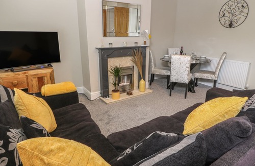Sowerby Bridge Cottage | CALDER COTTAGE, character holiday cottage in Sowerby Bridge