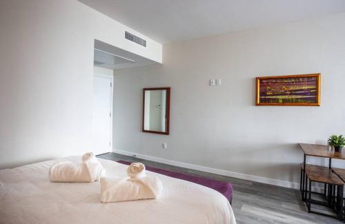 Bankers Hill Apartment | Cali King Size One Bedroom Luxurious Suite in DTSD