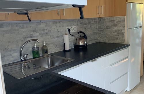 Gassin House | Californian style house in quiet residential park with trees. Gassin