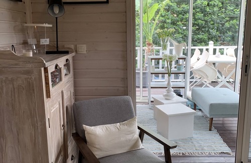 Gassin House | Californian style house in quiet residential park with trees. Gassin