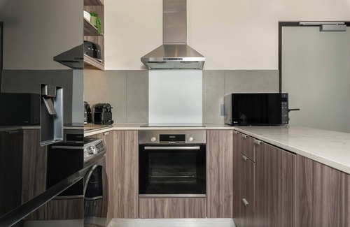 Flora Park Apartment | Calm and Contemporary 1-Bed with Views