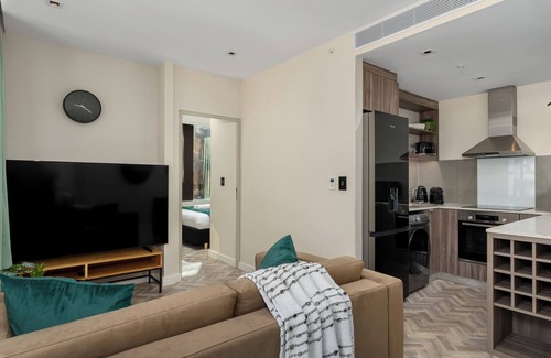 Flora Park Apartment | Calm and Contemporary 1-Bed with Views