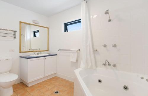 Coolangatta Apartment | Calypso Plaza Resort Unit 417