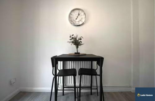 Camberley Apartment | Camberley Spacious and Comfy 3 Bedroom Home, Next to Frimley Hospital with Parking