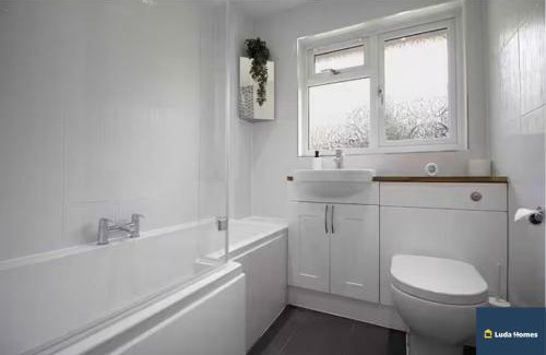 Camberley Apartment | Camberley Spacious and Comfy 3 Bedroom Home, Next to Frimley Hospital with Parking