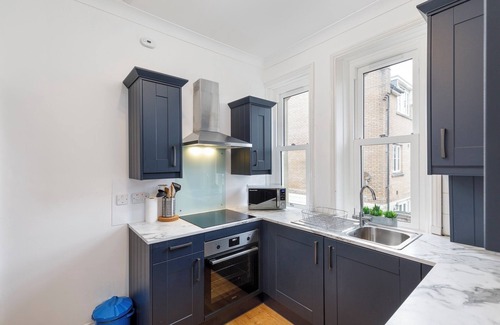 Hove Apartment | Cambridge Grove- Cosy two bed Mews - with parking