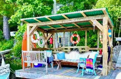 Camden Cottage | Camden cottage with float on water