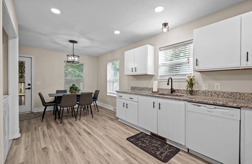 Wilmington Cottage | Camelot Cottage - Pet friendly, 7 mins to Wrightsville Beach, UNCW & More!