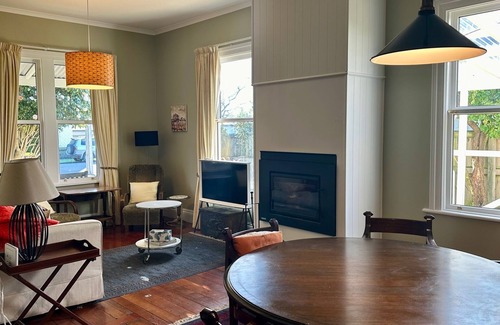 Martinborough Cottage | Camilla Cottage - 2 bedrooms close to the square