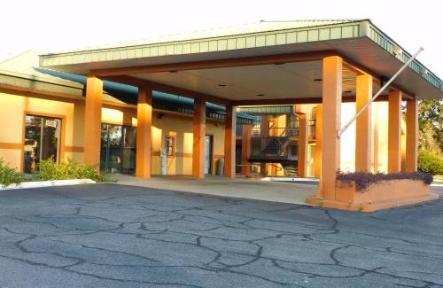 Camilla Hotel | Camilla Inn & Suites