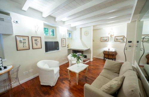 Rione V Ponte Apartment | Campanella Ivy Retreat- Under the Roman Light