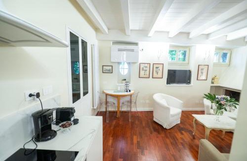 Rione V Ponte Apartment | Campanella Ivy Retreat- Under the Roman Light