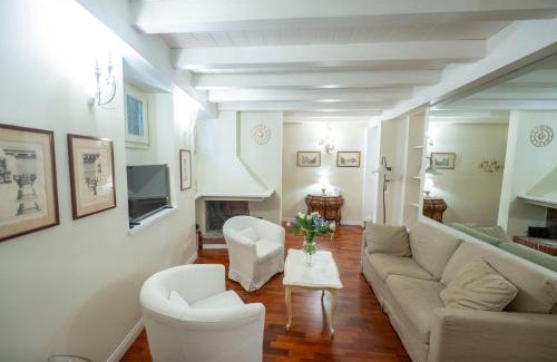 Rione V Ponte Apartment | Campanella Ivy Retreat- Under the Roman Light