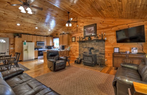 Turtletown Cabin | Campbell's Cozy Cabin | Fire Pit | Hot Tub | Grill