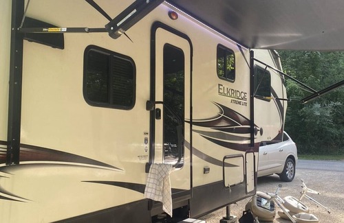 Bloomington House | Camper Available for Solar Eclipse nClose to Bloomington and sleeps 5