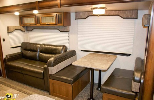 Bloomington House | Camper Available for Solar Eclipse nClose to Bloomington and sleeps 5