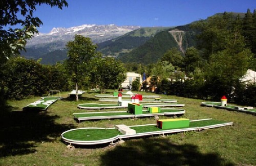 Le Bourg-d'Oisans House | Camping Le Château de Rochetaillée* - Luxury Premium 3-room Family Chalet for 4 people Air-conditioned Jacuzzi Mountain View