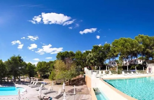 Castelnau-de-Guers House | Campsite Residential La Pinède * - Large wide CONFORT -2 bedrooms 30m2- *Clim, terrace, TV* 6 persons
