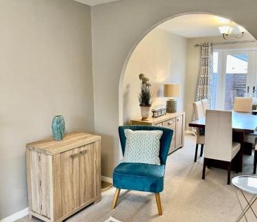 Warrington House | Canada House - Sleeps 6 -3 King or 6 Single Ideal for contractors
