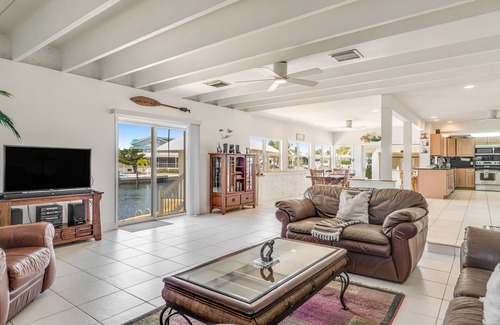 Cross Key Waterways House | Canal Front Gem W/Private Dock, PS4, Free WiFi, & Expansive Balcony W/Views