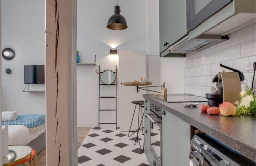 Saint-Vincent-de-Paul Apartment | Canal Saint Martin studio