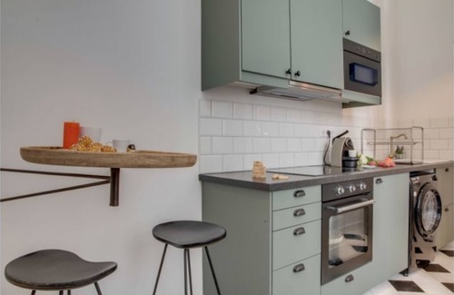 Saint-Vincent-de-Paul Apartment | Canal Saint Martin studio