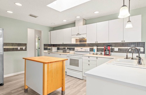 Palm Harbor House | Canal Waterfront House 3br/4ba Pet-friendly XL fenced yard/Boat Dock/Ocean/golf