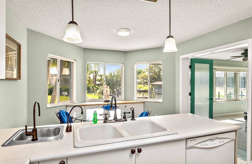 Palm Harbor House | Canal Waterfront House 3br/4ba Pet-friendly XL fenced yard/Boat Dock/Ocean/golf