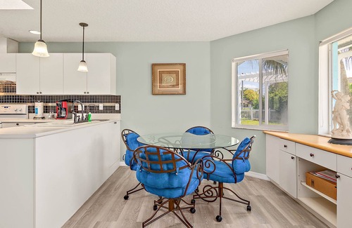 Palm Harbor House | Canal Waterfront House 3br/4ba Pet-friendly XL fenced yard/Boat Dock/Ocean/golf