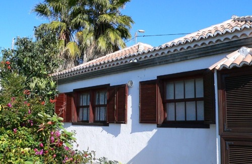 El Paso House | Canary Island style house with stone walls, surrounded by a terrace