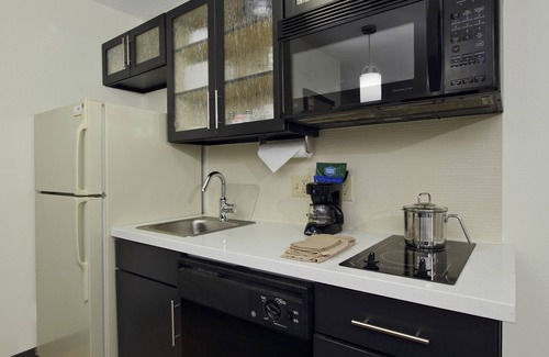 Rogers Hotel | Candlewood Suites Rogers/Bentonville by IHG