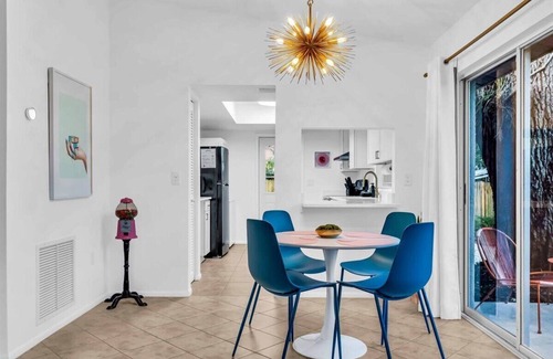 Park East House | CandyPop Retro Retreat - 2BD/2BA Near Downtown SRQ