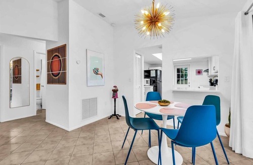 Park East House | CandyPop Retro Retreat - 2BD/2BA Near Downtown SRQ