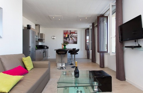 Le Suquet Apartment | CANNES CENTER, IDEAL CONGRESS, HOLIDAYS, MODERN APARTMENT FACING THE OLD PORT
