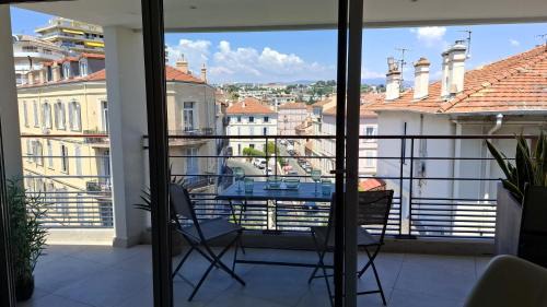 Cannes City Centre Apartment | Cannes Centre - Villa Lérins - Cavell Suites - Walking Distance From Palais des Festivals and Beach - Free Parking - Perfect Location For Business And Holliday