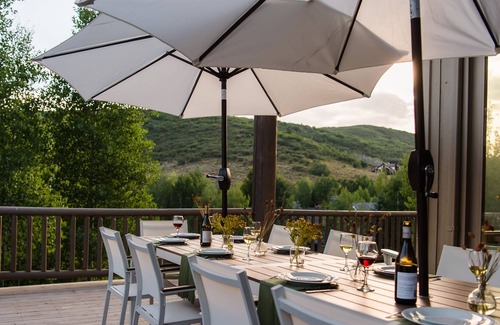 Deer Valley Cottage | Canopy by Avantstay 8 BR Cabin w/ Hot Tub, Movie Theatre & Sauna