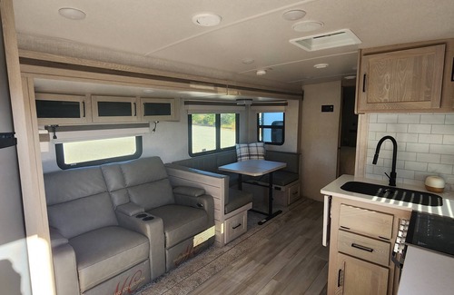 Temecula House | Canyon views surrounding you, you’ll feel a sense of peace and quiet in this RV