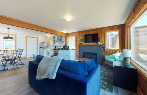 Edgewater Shores Cottage | Cape Cod Cottages #2: Oceanfront with hot tub!