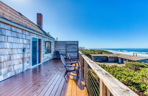 Edgewater Shores Cottage | Cape Cod Cottages #2: Oceanfront with hot tub!