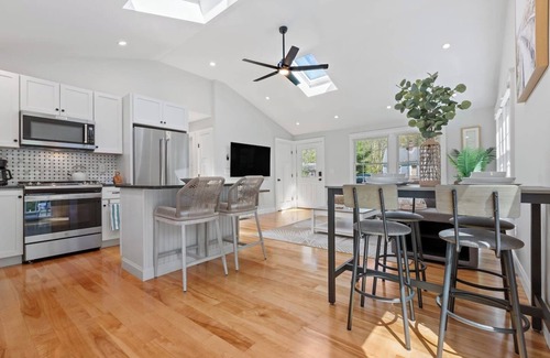 East Falmouth House | Cape Getaway: EV Charger +Fire Pit+Outdoor Shower