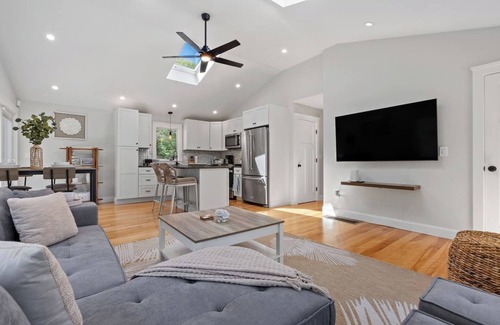 East Falmouth House | Cape Getaway: EV Charger +Fire Pit+Outdoor Shower