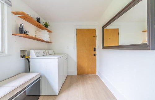 Miller Park Apartment | Capitol Hill Cutie