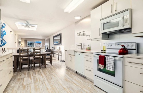 Capitola House | Capitola Sands: Modern Condo with Parking