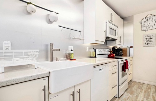 Capitola House | Capitola Sands: Modern Condo with Parking