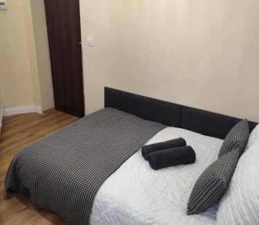 Wesoła Zachod Apartment | Capsule 12- Old Town , Steps to the Station , Maximum Convenience