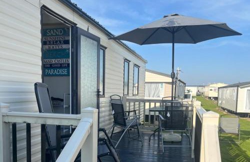 Dymchurch House | Caravan Beach Park - Sleeps 8 Parking & Pool