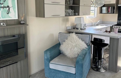 Holcot Cabin | Caravan in Holcot - Sleeps 6 - Pet Friendly