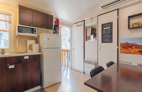La Roque-d'Antheron RV Rental | Caravan 'Mobil-home' with Shared Pool, Private Terrace and Air Conditioning