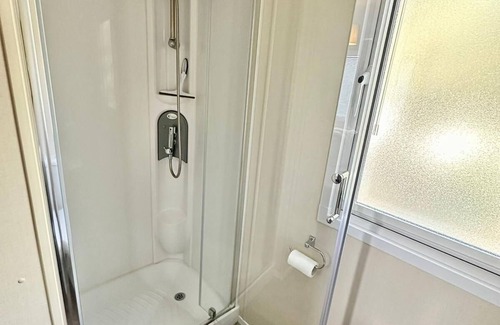 Ringwood Cabin | Caravan - Sleeps 4 - Pool - Pet Friendly